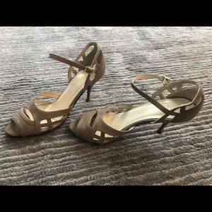 Bettye Muller Sz 7 taupe peep toe sandals